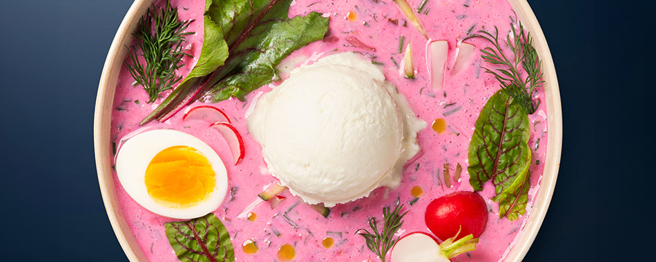 W świecie gastronomii, który przez ostatnie lata rozkochał się w innowacjach molekularnych, ekstremalnych fermentacjach i daniach przypominających instalacje artystyczne, rok 2025 przynosi zaskakujący, a zarazem kojący trend: powrót do prostoty i tradycji. W czasach przesytu bodźcami i coraz silniejszej potrzeby uziemienia – kuchnia znów staje się przestrzenią bliskości, pamięci i autentycznego smaku.